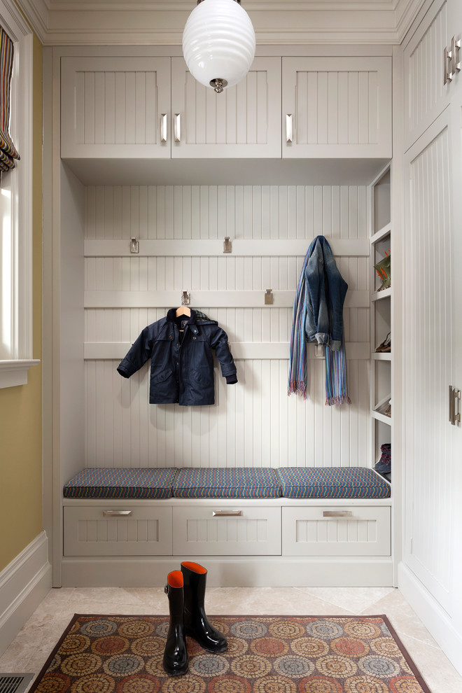 Свежая идея для дизайна: тамбур со шкафом для обуви в классическом стиле с белыми стенами - отличное фото интерьера