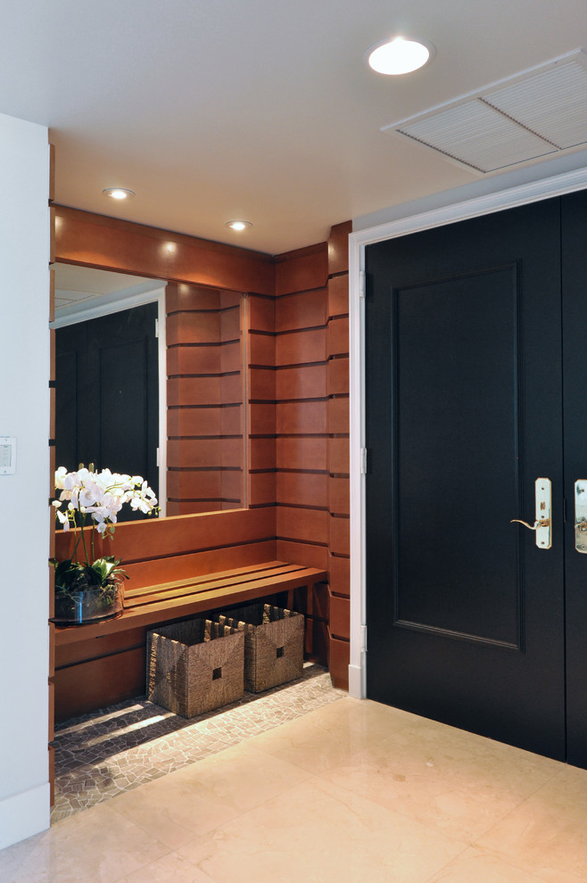 Immagine di una porta d'ingresso minimal di medie dimensioni con pareti bianche, pavimento in travertino, una porta a due ante, una porta nera e pavimento beige