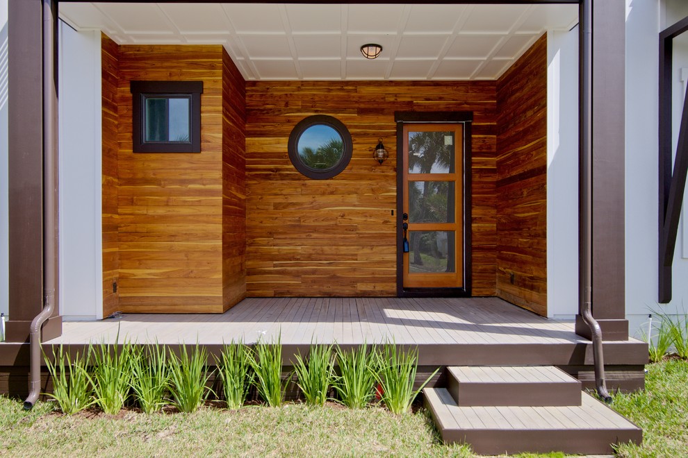 Imagen de entrada costera con suelo de madera pintada, puerta simple y puerta de vidrio