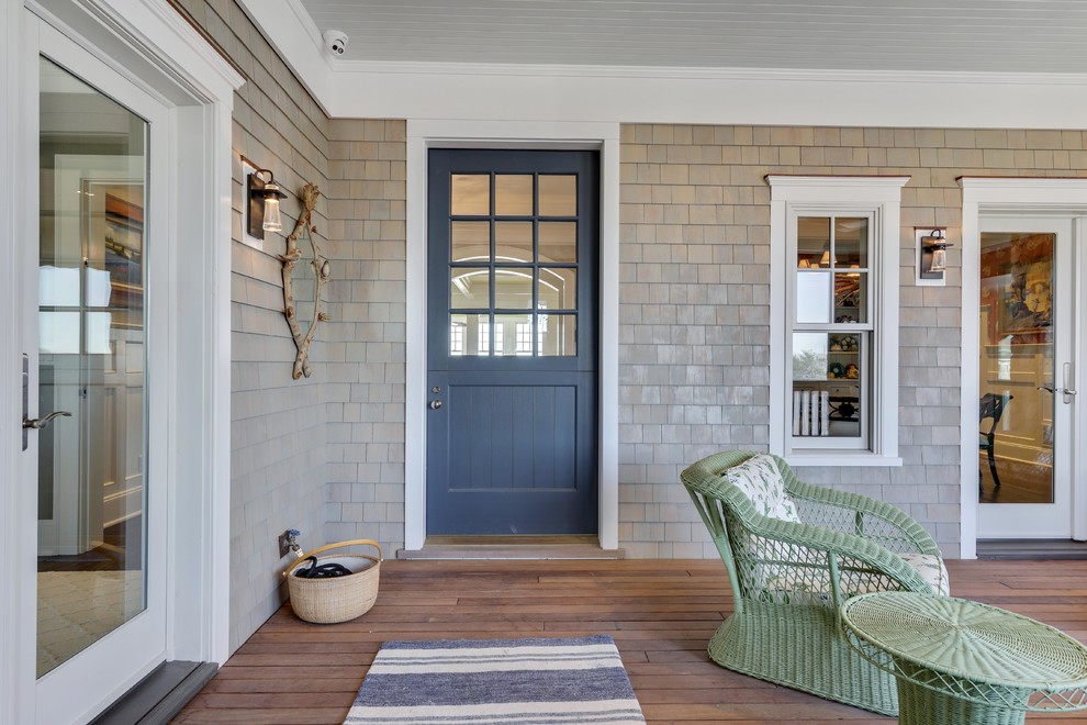 Diseño de puerta principal costera extra grande con paredes beige, suelo de baldosas de terracota, puerta simple y puerta azul