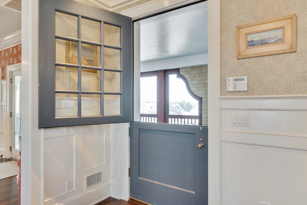 Mittelgroße Maritime Haustür mit beiger Wandfarbe, Terrakottaboden, Einzeltür, blauer Haustür und braunem Boden in New York