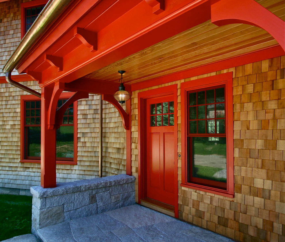 Amerikansk inredning av en entré, med en enkeldörr och en röd dörr