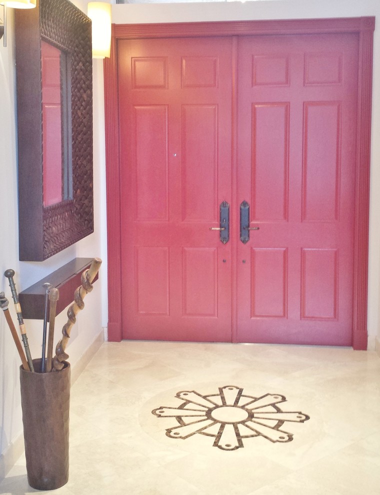 Foto de puerta principal ecléctica de tamaño medio con paredes beige, suelo de mármol, puerta doble y puerta roja
