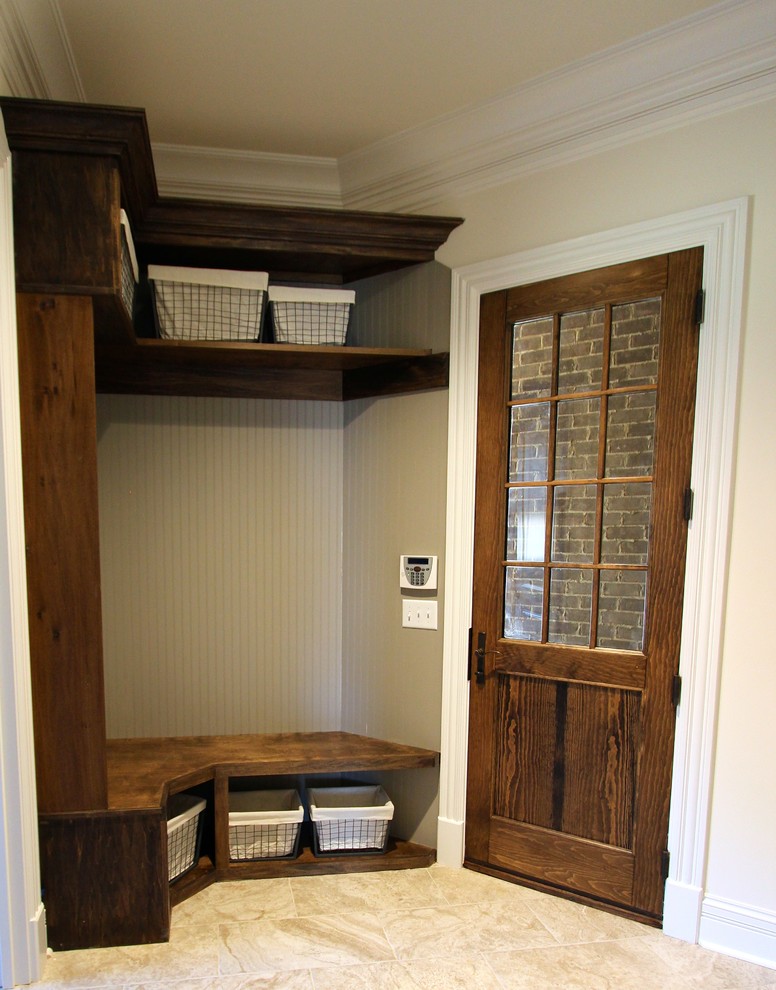 Idéer för mellanstora vintage kapprum, med grå väggar, klinkergolv i keramik och en brun dörr