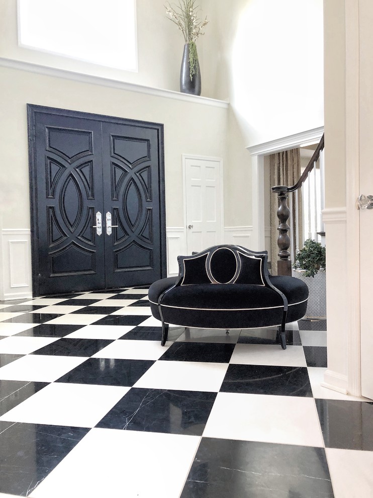 Источник вдохновения для домашнего уюта: большое фойе в стиле неоклассика (современная классика) с белыми стенами, мраморным полом, двустворчатой входной дверью, черной входной дверью и черным полом