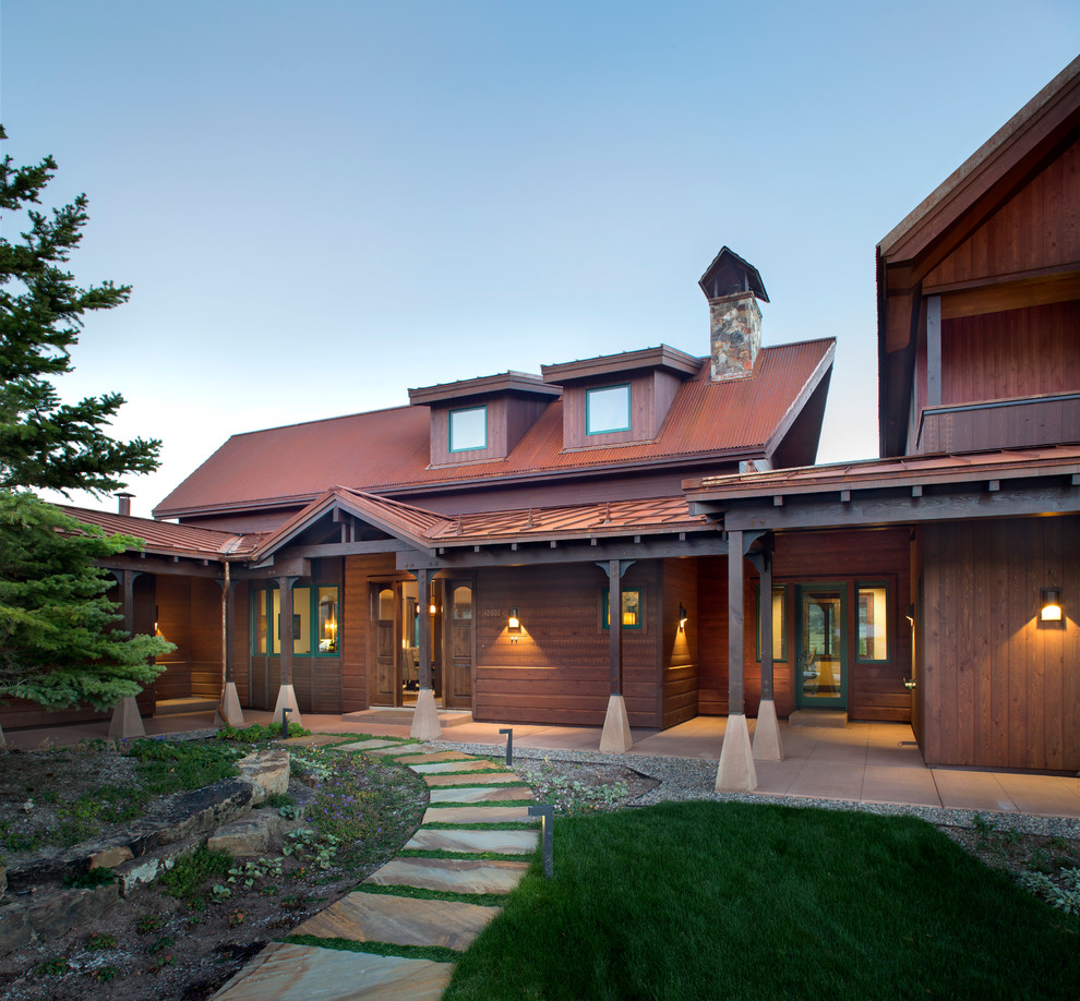 Geräumige Moderne Haustür mit brauner Wandfarbe, Doppeltür und hellbrauner Holzhaustür in Denver