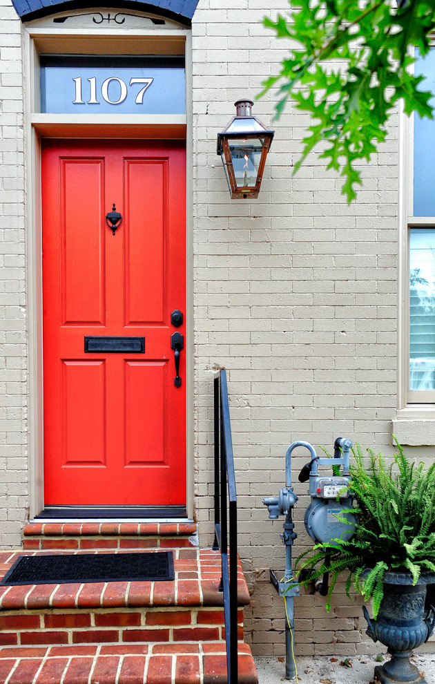 Источник вдохновения для домашнего уюта: входная дверь в классическом стиле с одностворчатой входной дверью и красной входной дверью