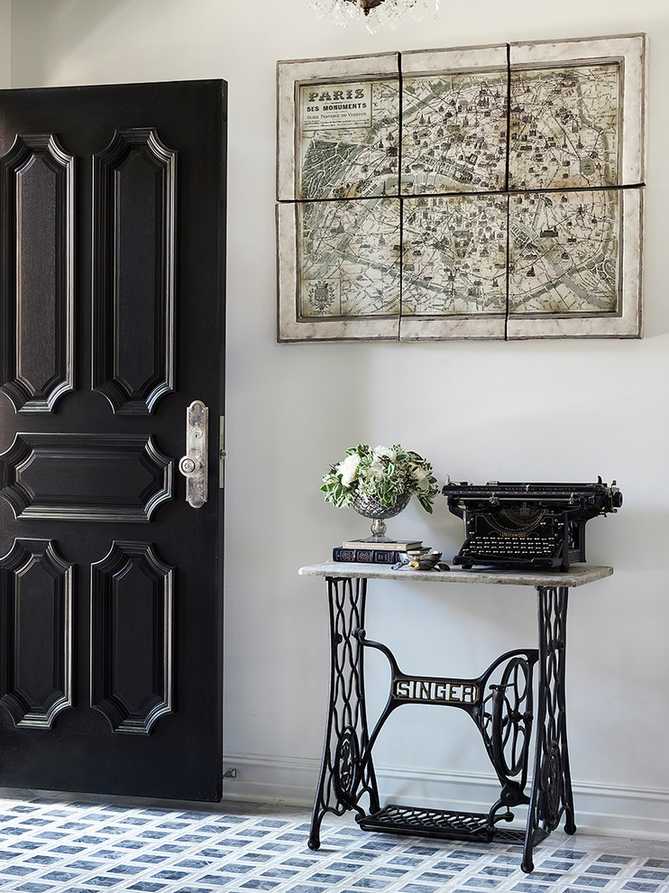 Inspiration pour un hall d'entrée traditionnel avec un mur blanc, une porte simple, une porte noire et un sol multicolore.