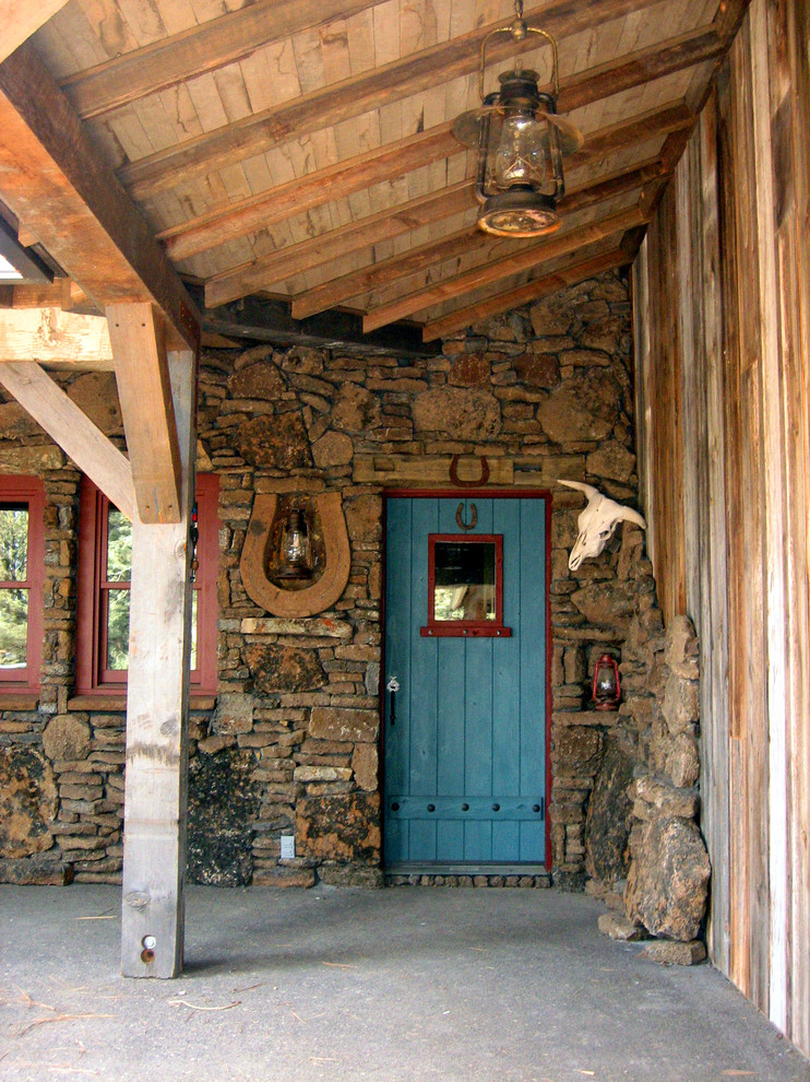 Ispirazione per un ingresso o corridoio stile rurale con una porta blu