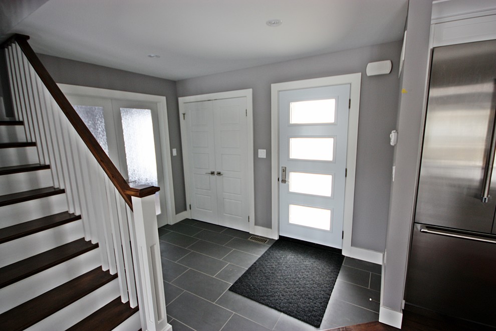 Ispirazione per una porta d'ingresso minimal di medie dimensioni con pareti grigie, pavimento con piastrelle in ceramica, una porta singola e una porta bianca