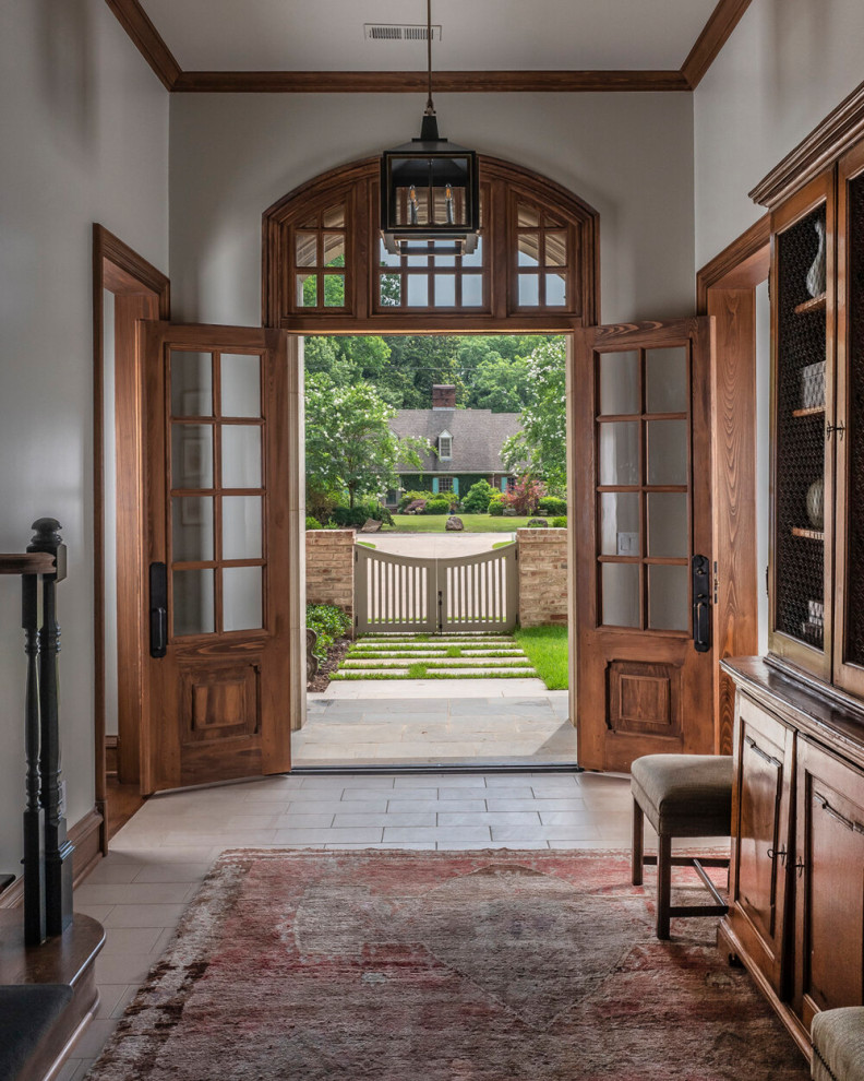 Kleines Klassisches Foyer mit weißer Wandfarbe, Keramikboden, Doppeltür, brauner Haustür und beigem Boden in Sonstige