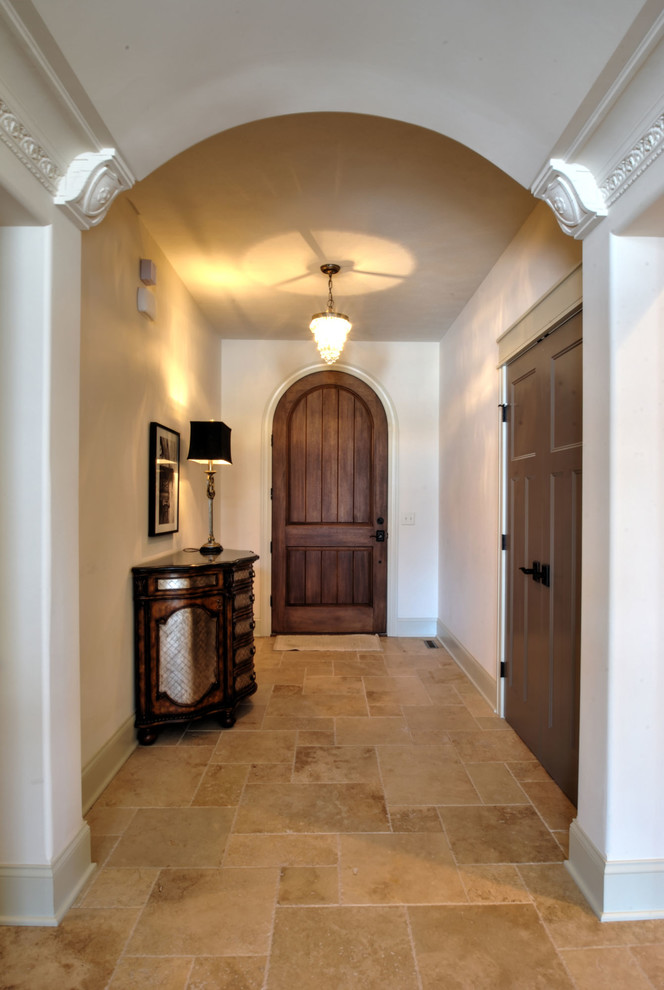 Rustikales Foyer mit Kalkstein, Einzeltür und dunkler Holzhaustür in Cleveland
