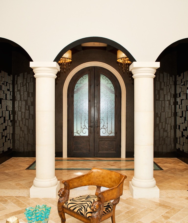 Свежая идея для дизайна: огромное фойе в стиле модернизм с серебряными стенами, мраморным полом, двустворчатой входной дверью и металлической входной дверью - отличное фото интерьера