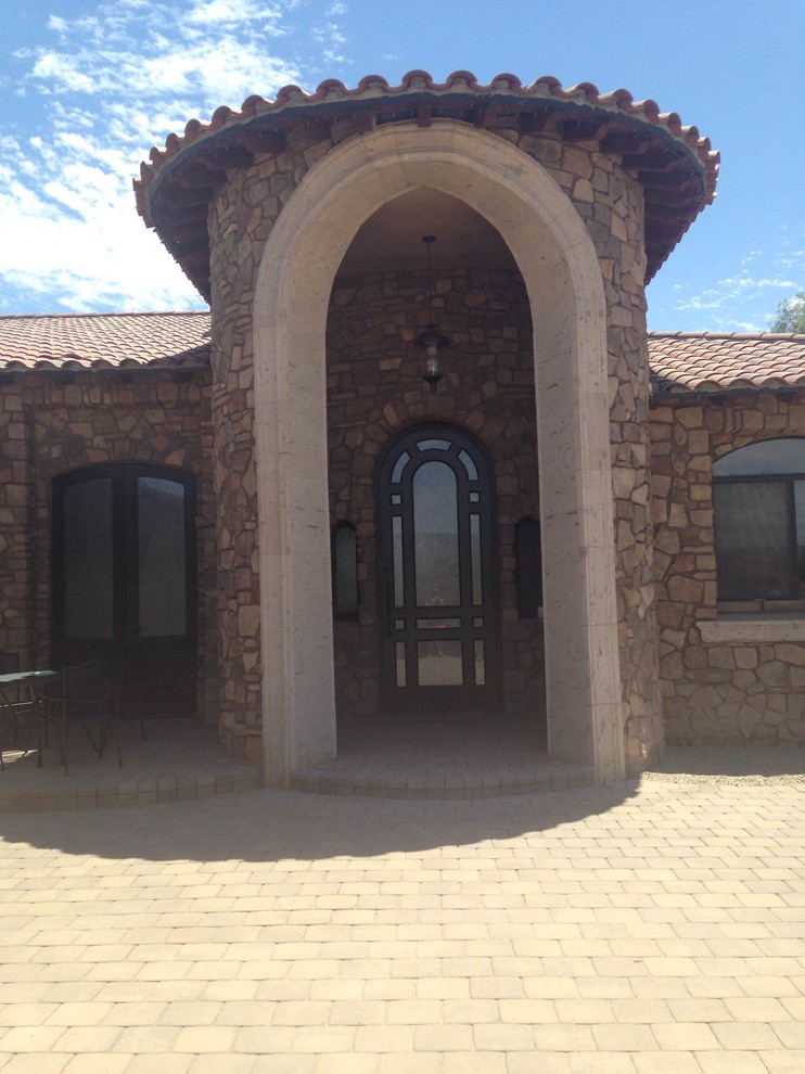 Geräumige Mediterrane Haustür mit brauner Wandfarbe, Backsteinboden, Einzeltür und dunkler Holzhaustür in Phoenix