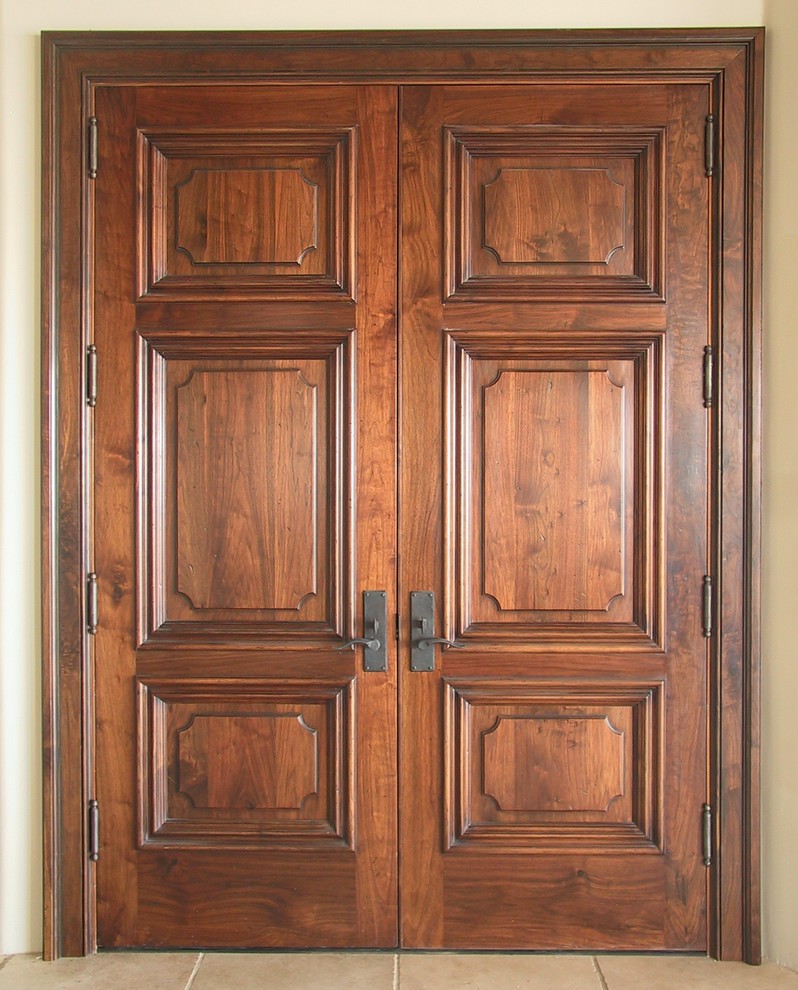 Идея дизайна: большая входная дверь в классическом стиле с бежевыми стенами, полом из травертина, двустворчатой входной дверью и входной дверью из темного дерева