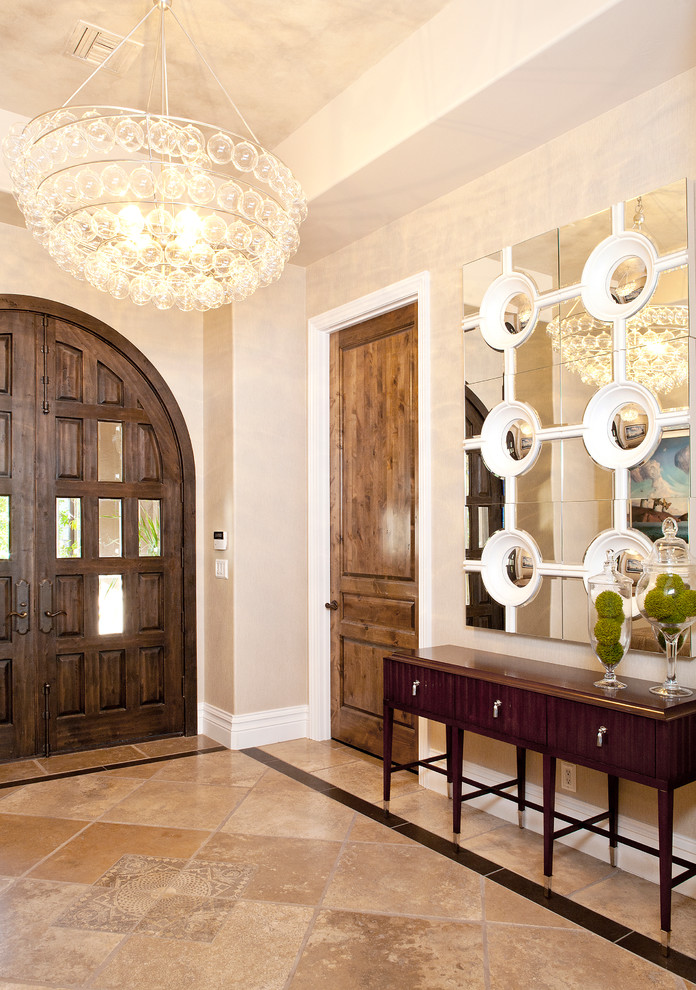 Idee per un ingresso contemporaneo di medie dimensioni con una porta in legno scuro, una porta a due ante, pavimento in marmo e pavimento marrone