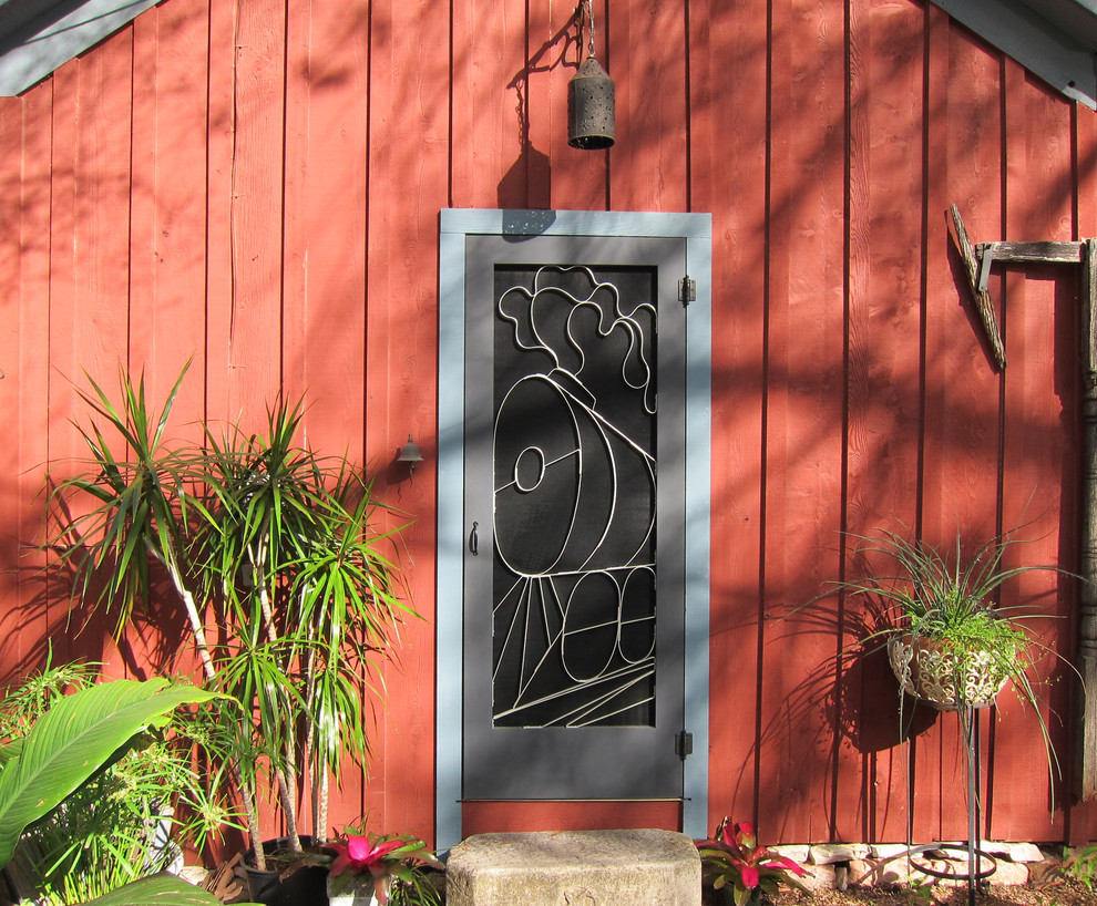 オースティンにあるトラディショナルスタイルのおしゃれな玄関 (黒いドア) の写真