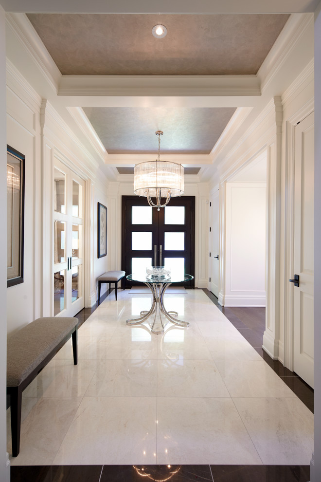 Источник вдохновения для домашнего уюта: фойе среднего размера в стиле неоклассика (современная классика) с белыми стенами, мраморным полом, двустворчатой входной дверью и входной дверью из темного дерева