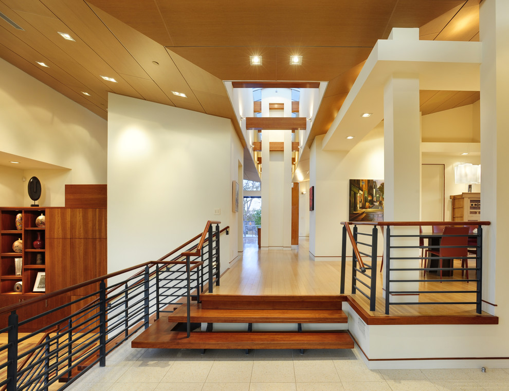 Idee per un ingresso o corridoio minimal con pareti beige e pavimento in legno massello medio