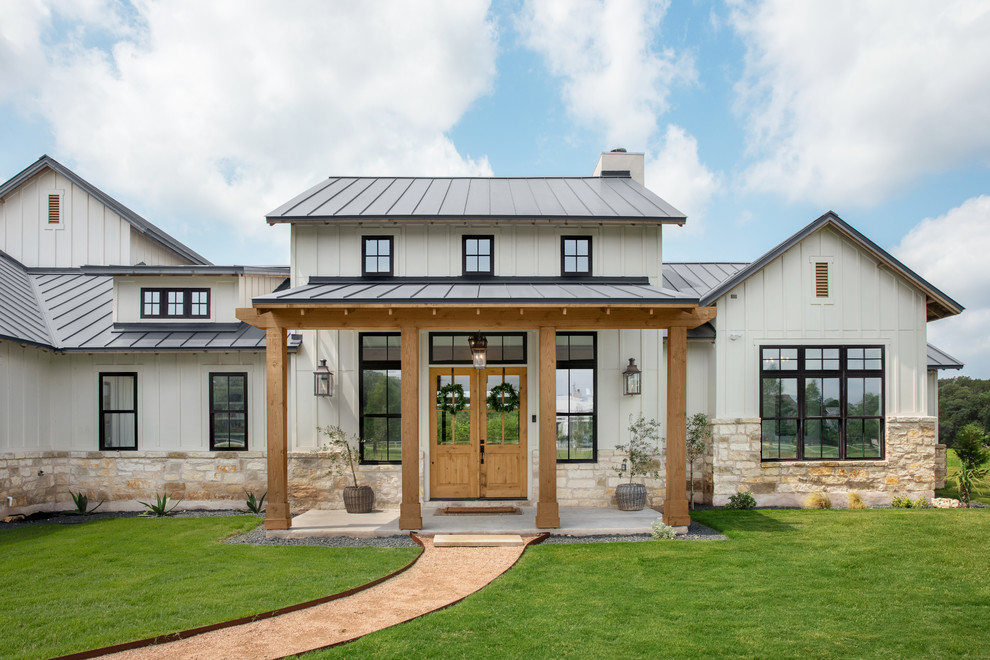 Landhaus Haustür mit weißer Wandfarbe, Doppeltür und hellbrauner Holzhaustür in Austin