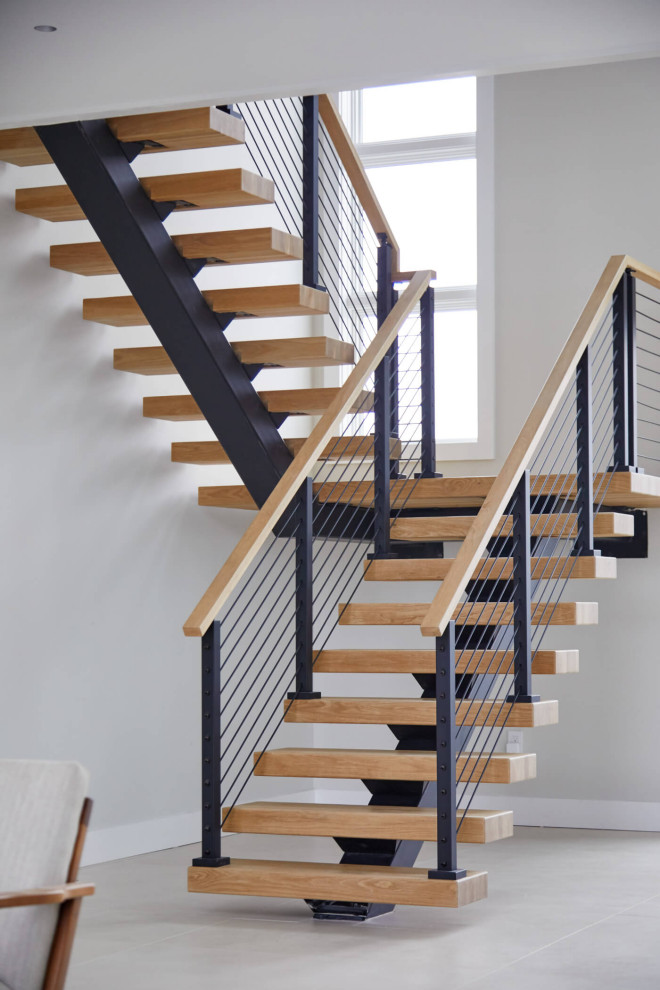 Стильный дизайн: большая лестница в стиле модернизм - последний тренд