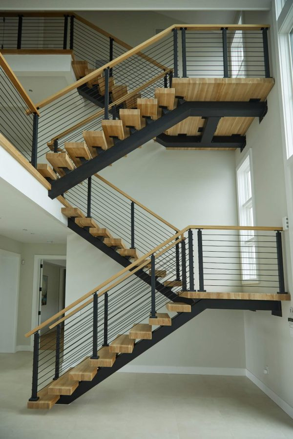 Cette image montre un grand escalier minimaliste.