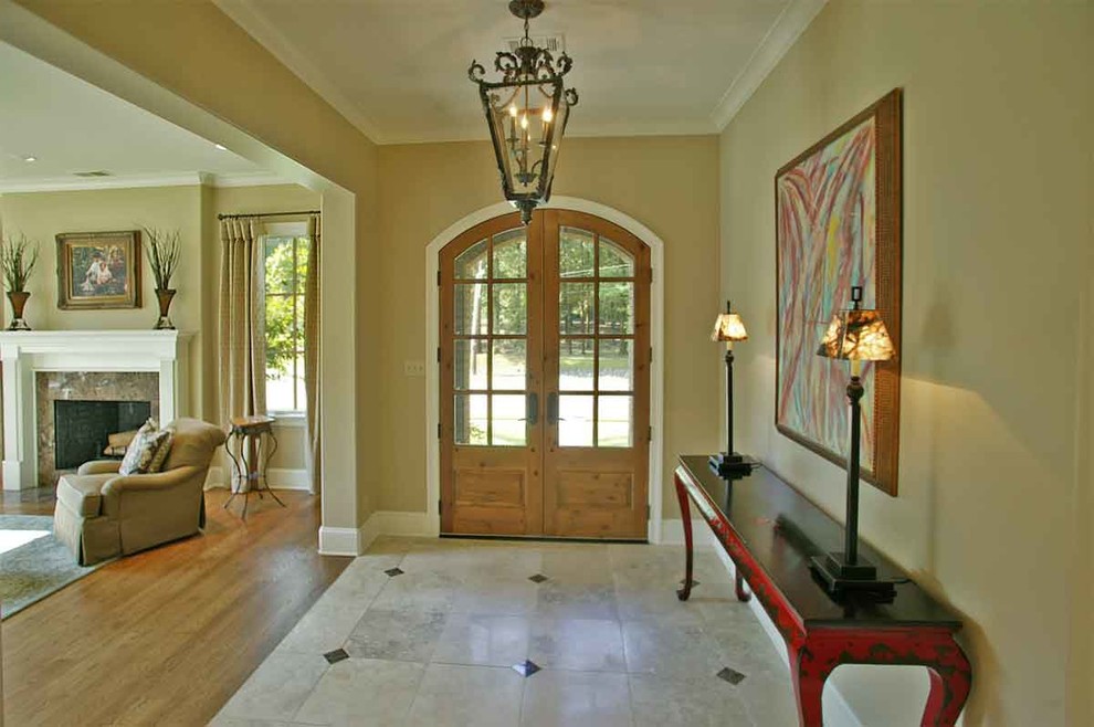 На фото: фойе среднего размера: освещение в классическом стиле с бежевыми стенами, двустворчатой входной дверью, входной дверью из светлого дерева и серым полом