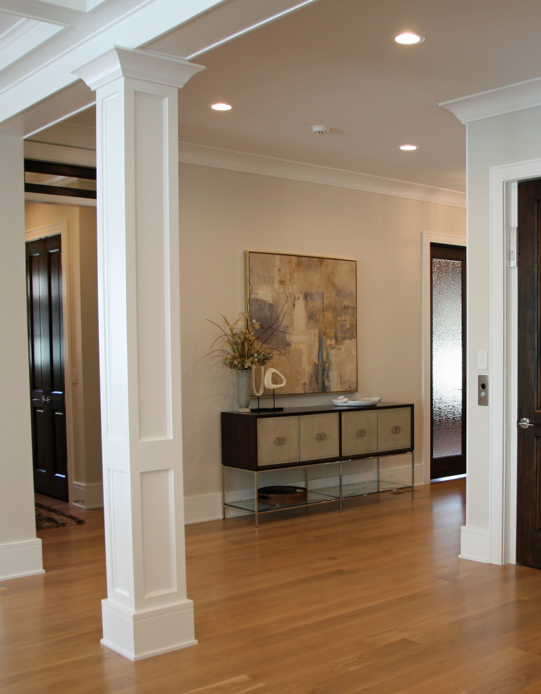 Mittelgroße Moderne Haustür mit beiger Wandfarbe, hellem Holzboden, Doppeltür, dunkler Holzhaustür und braunem Boden in Milwaukee