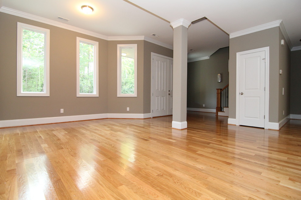 Imagen de distribuidor actual de tamaño medio con paredes grises, suelo de madera en tonos medios y puerta doble