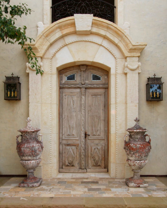 Ispirazione per una grande porta d'ingresso mediterranea con pareti beige, pavimento in mattoni, una porta a due ante, una porta in legno chiaro e pavimento beige