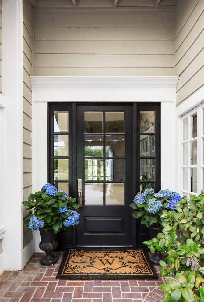 Ejemplo de puerta principal de estilo americano grande con paredes beige, puerta simple y puerta negra
