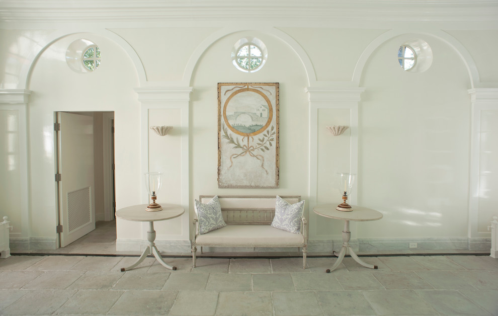 ダラスにあるラグジュアリーな広い地中海スタイルのおしゃれな玄関ロビー (白い壁、セラミックタイルの床、グレーの床) の写真