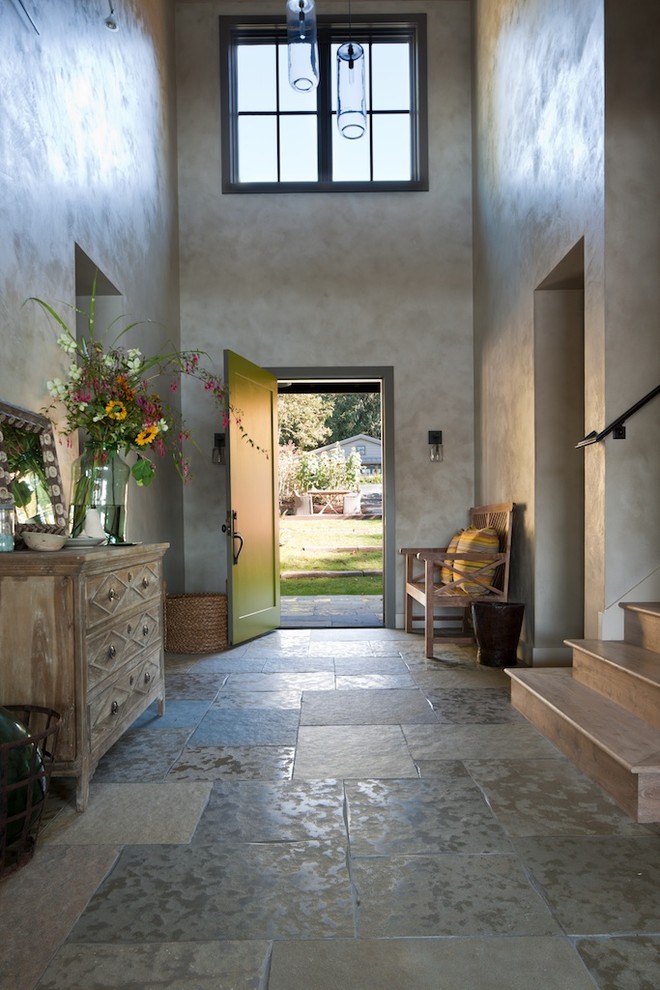 Réalisation d'un hall d'entrée tradition de taille moyenne avec un mur gris, un sol en ardoise, une porte simple, une porte verte et un sol gris.