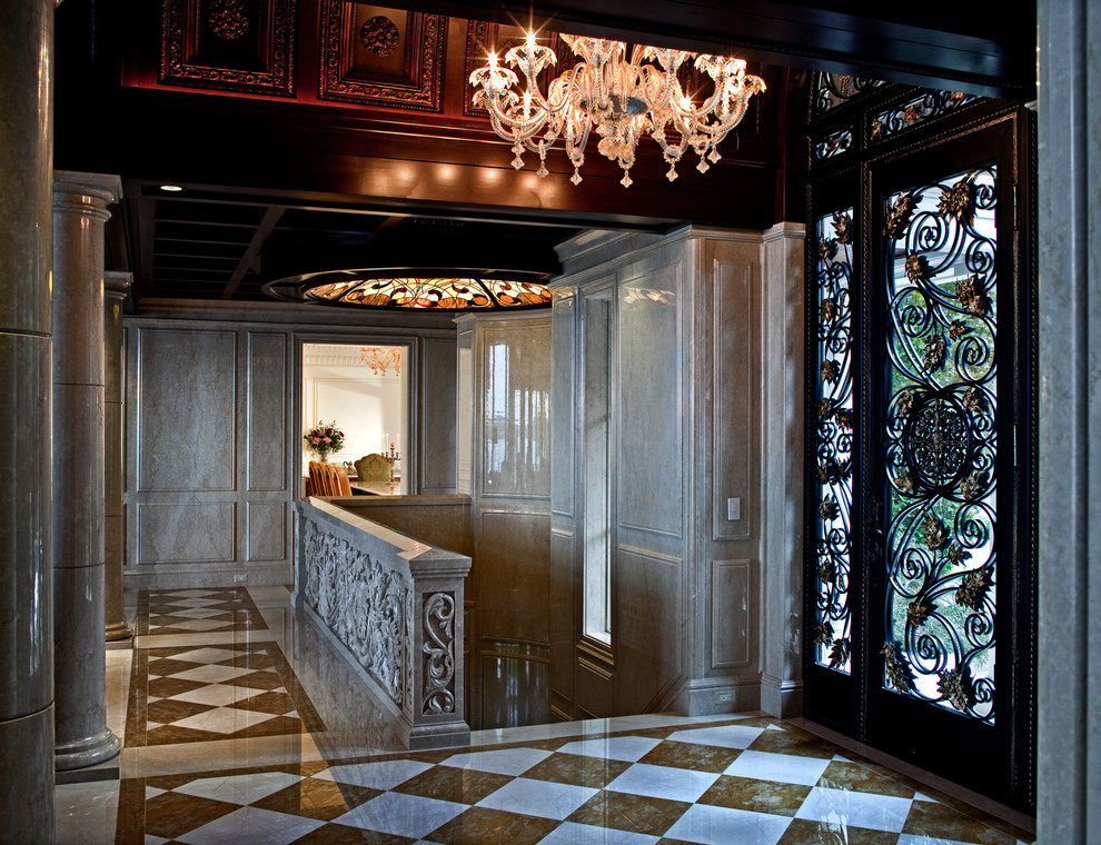 Geräumiges Klassisches Foyer mit beiger Wandfarbe, Marmorboden, Einzeltür und Haustür aus Metall in Detroit