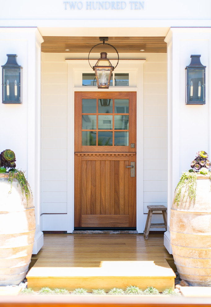 Свежая идея для дизайна: входная дверь: освещение в морском стиле с одностворчатой входной дверью и входной дверью из дерева среднего тона - отличное фото интерьера