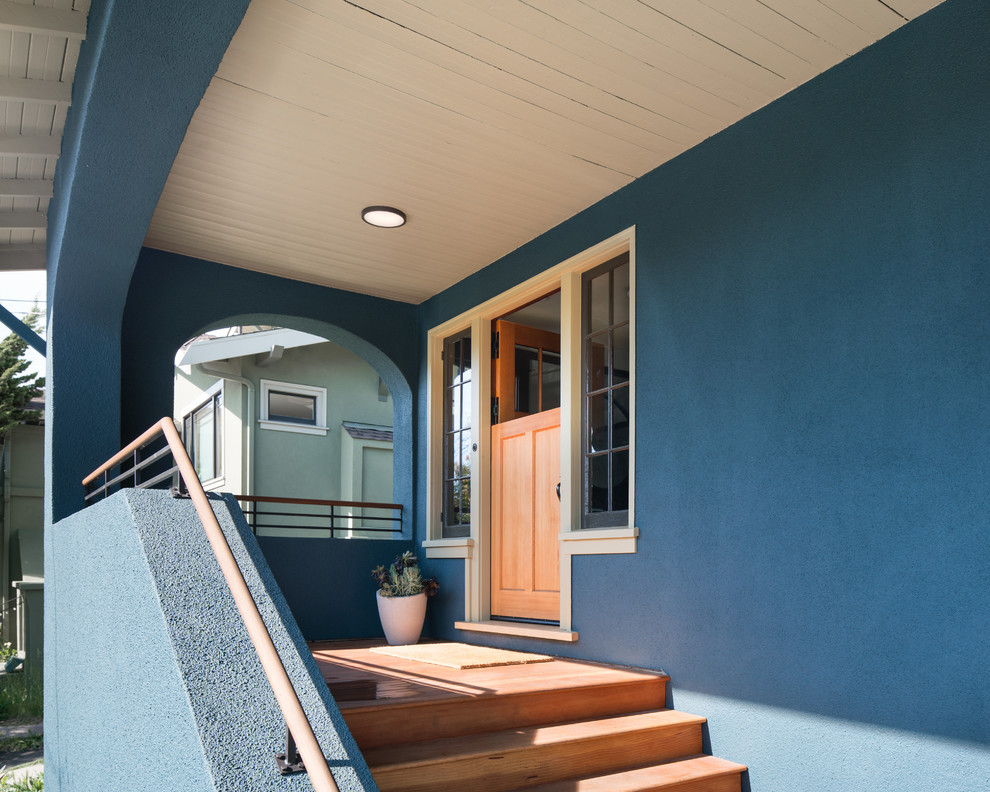 Свежая идея для дизайна: большая входная дверь в стиле неоклассика (современная классика) с синими стенами, паркетным полом среднего тона, одностворчатой входной дверью, входной дверью из светлого дерева и коричневым полом - отличное фото интерьера
