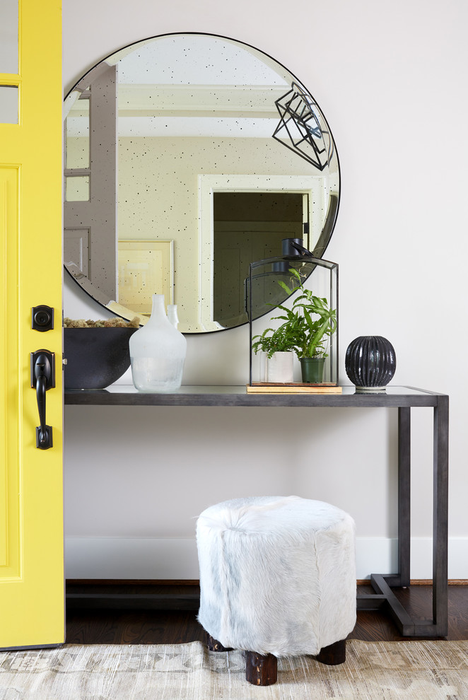 Свежая идея для дизайна: фойе среднего размера в стиле неоклассика (современная классика) с белыми стенами, светлым паркетным полом, одностворчатой входной дверью и желтой входной дверью - отличное фото интерьера