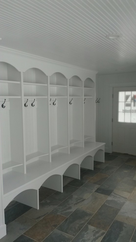 Diseño de vestíbulo posterior clásico de tamaño medio con paredes blancas, suelo de pizarra, puerta simple y puerta blanca