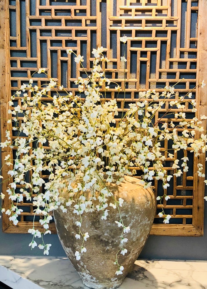 Example of a mid-sized asian foyer design in San Francisco