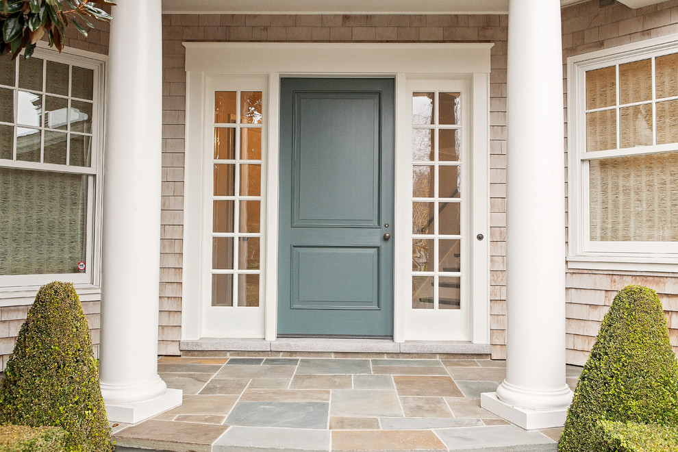 Immagine di una porta d'ingresso classica