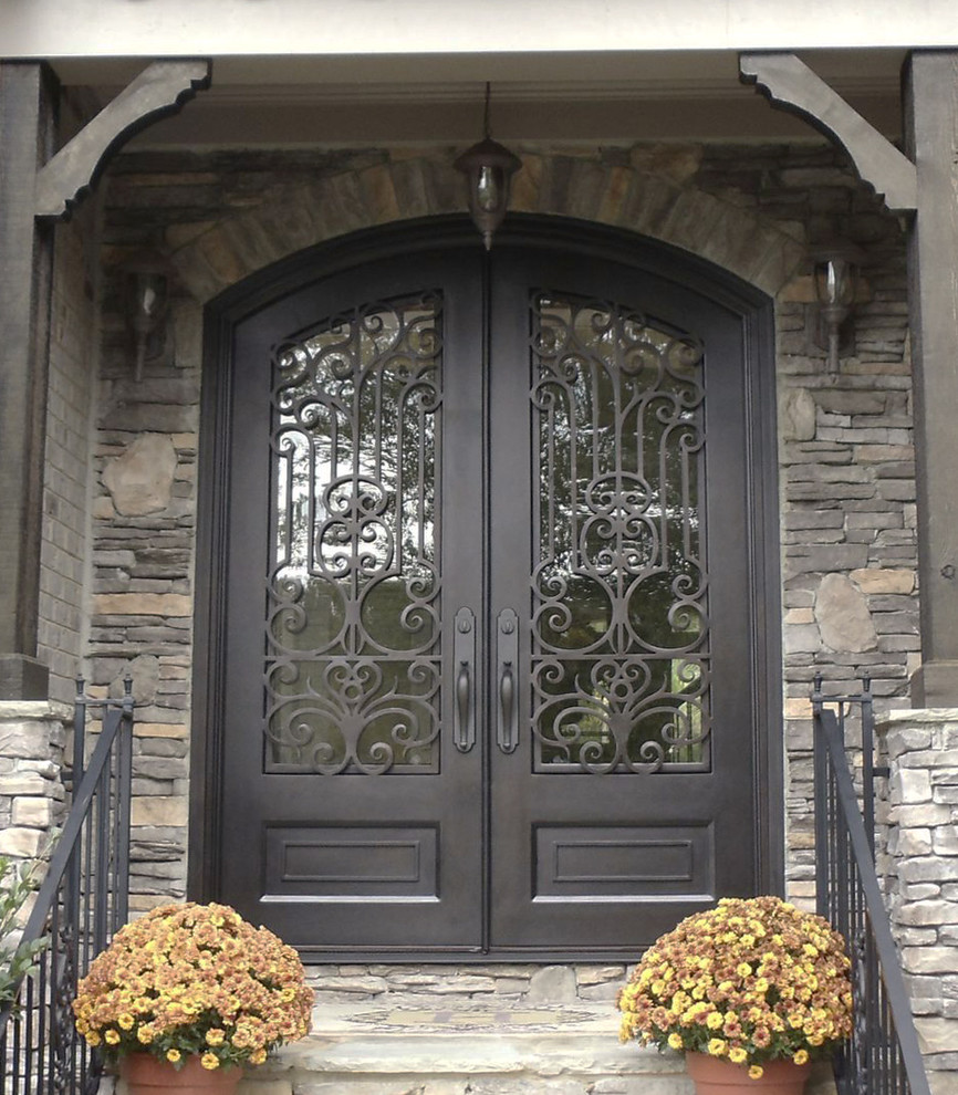 Esempio di una grande porta d'ingresso con una porta a due ante e una porta nera