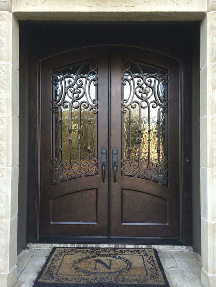 シャーロットにある高級な広いトラディショナルスタイルのおしゃれな玄関ドア (茶色いドア) の写真