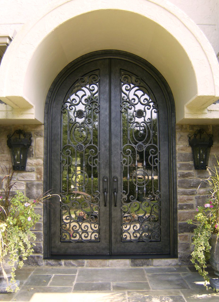 Immagine di una grande porta d'ingresso chic con una porta a due ante e una porta nera