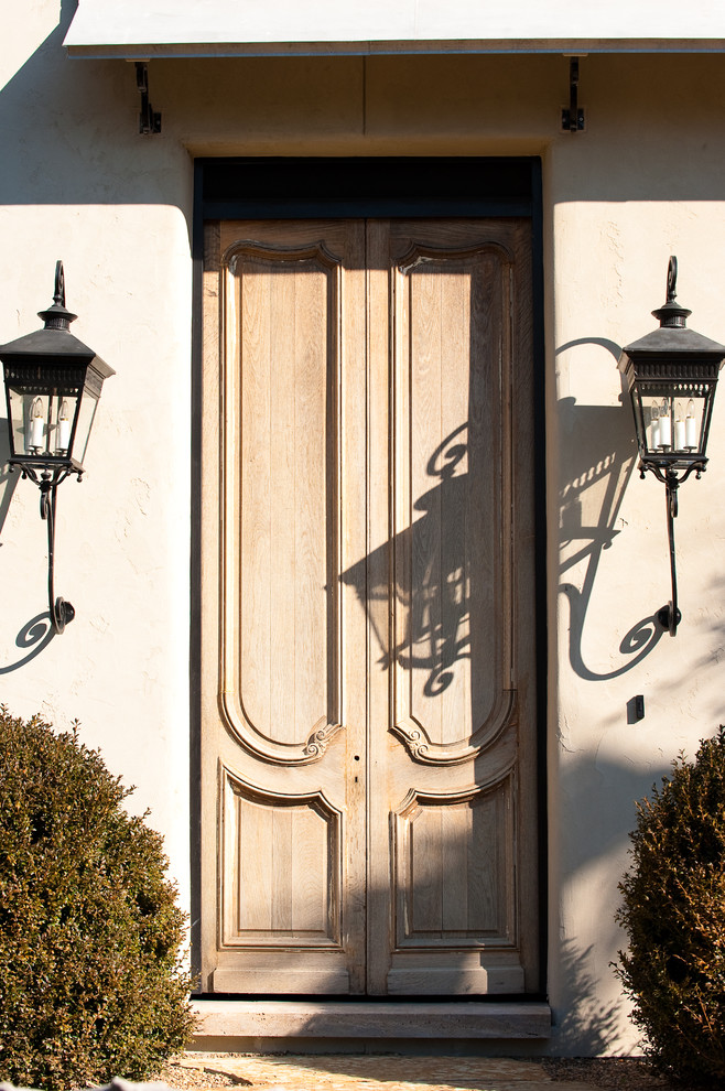 Idées déco pour une porte d'entrée classique de taille moyenne avec un mur beige, une porte double et une porte en bois clair.
