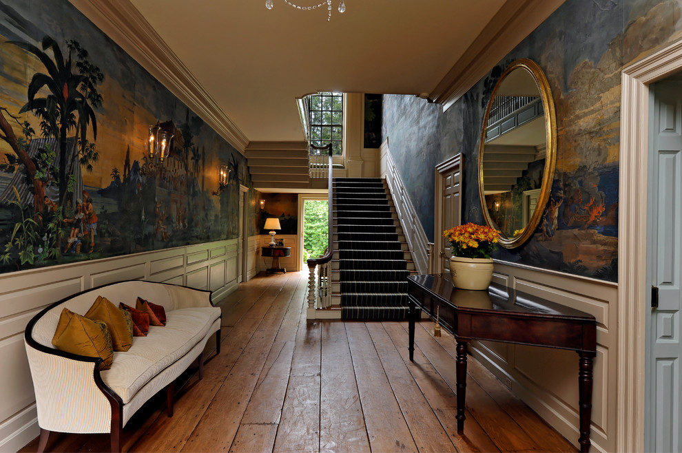 Foto de hall clásico con paredes multicolor y suelo de madera en tonos medios