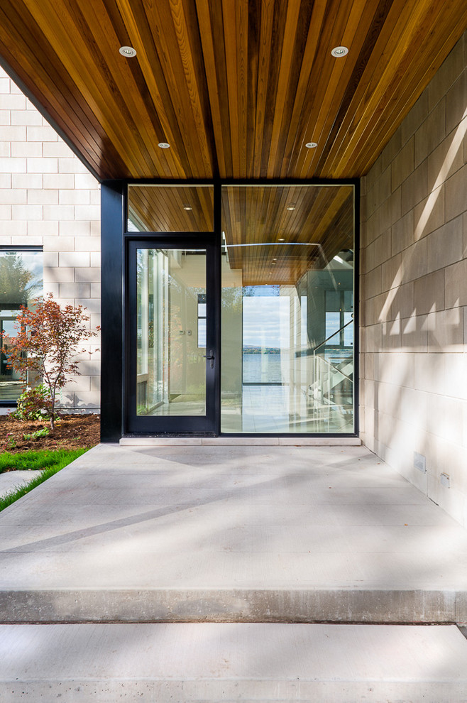 Moderner Eingang mit Haustür aus Glas in Ottawa