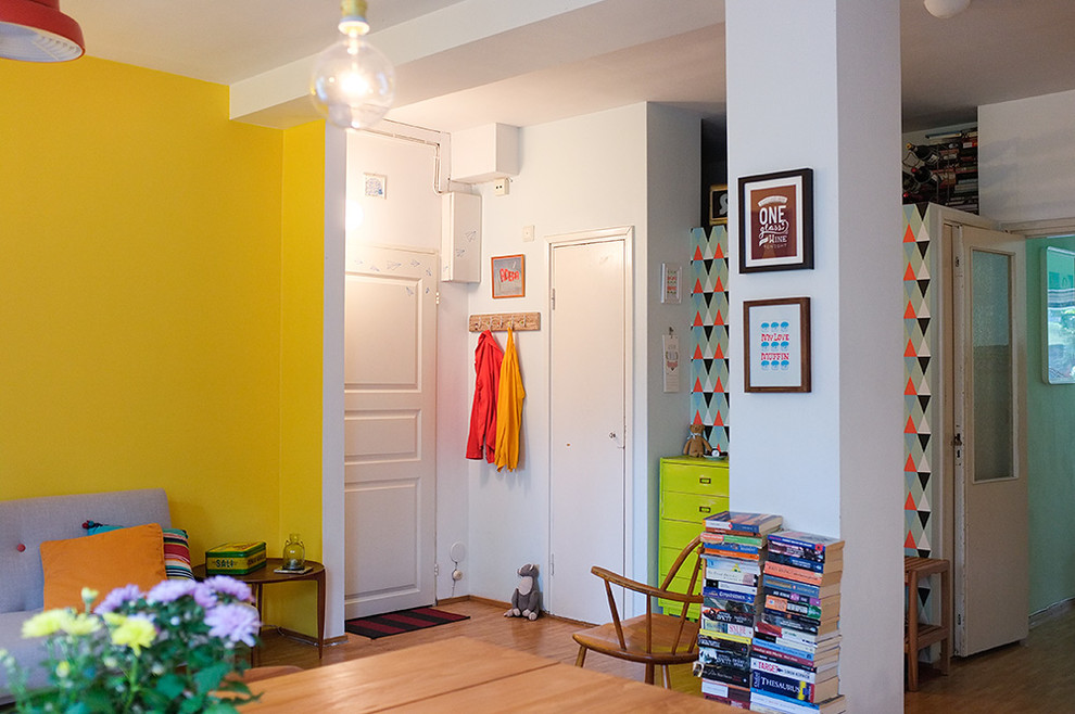 На фото: прихожая в стиле фьюжн с желтыми стенами и одностворчатой входной дверью
