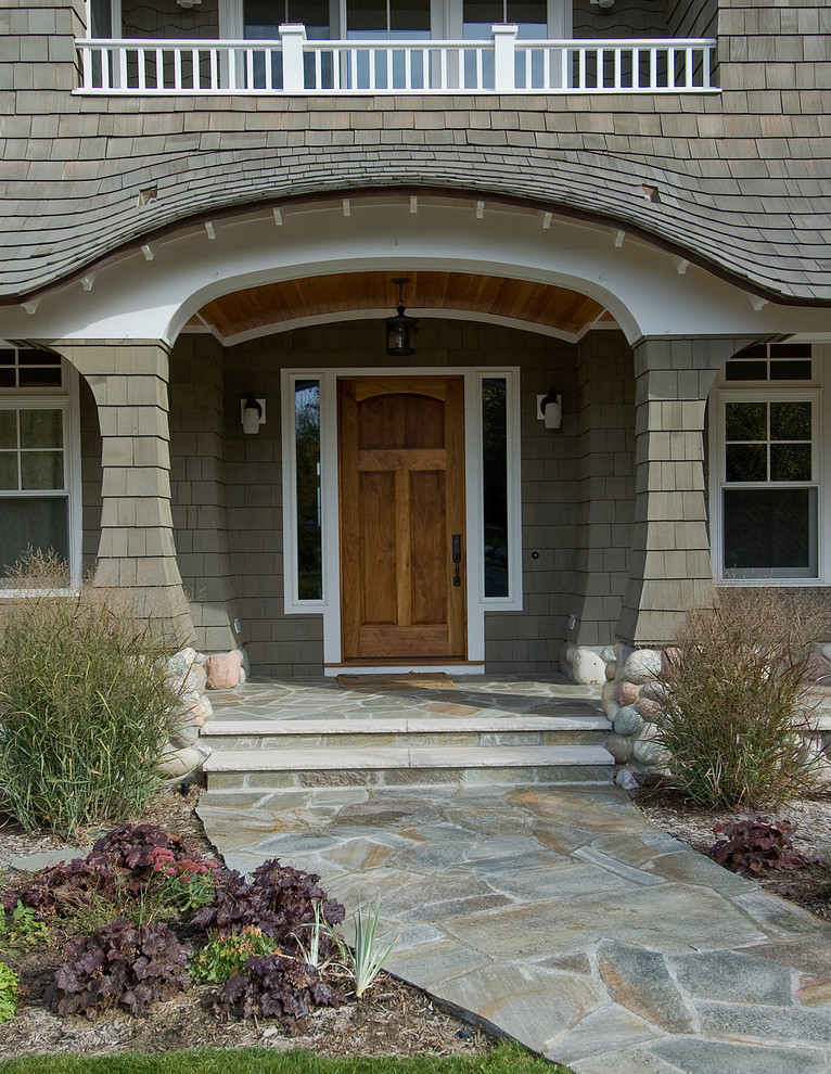 Inspiration pour une porte d'entrée traditionnelle avec une porte simple et une porte en bois brun.
