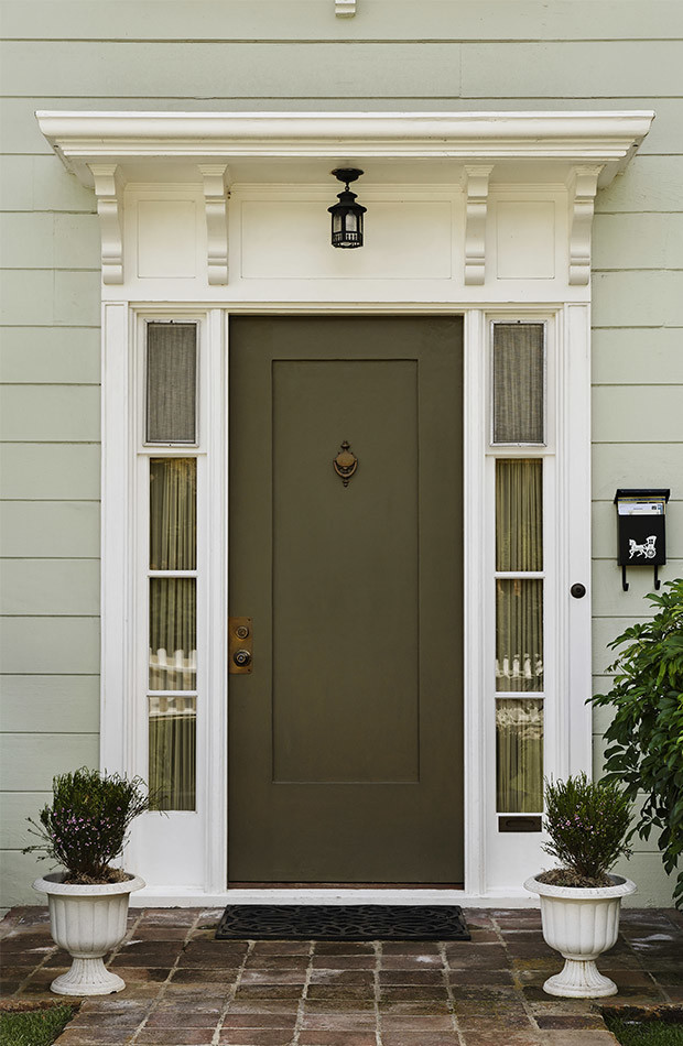 クリーブランドにある中くらいなトラディショナルスタイルのおしゃれな玄関ドア (緑の壁、テラコッタタイルの床、緑のドア) の写真