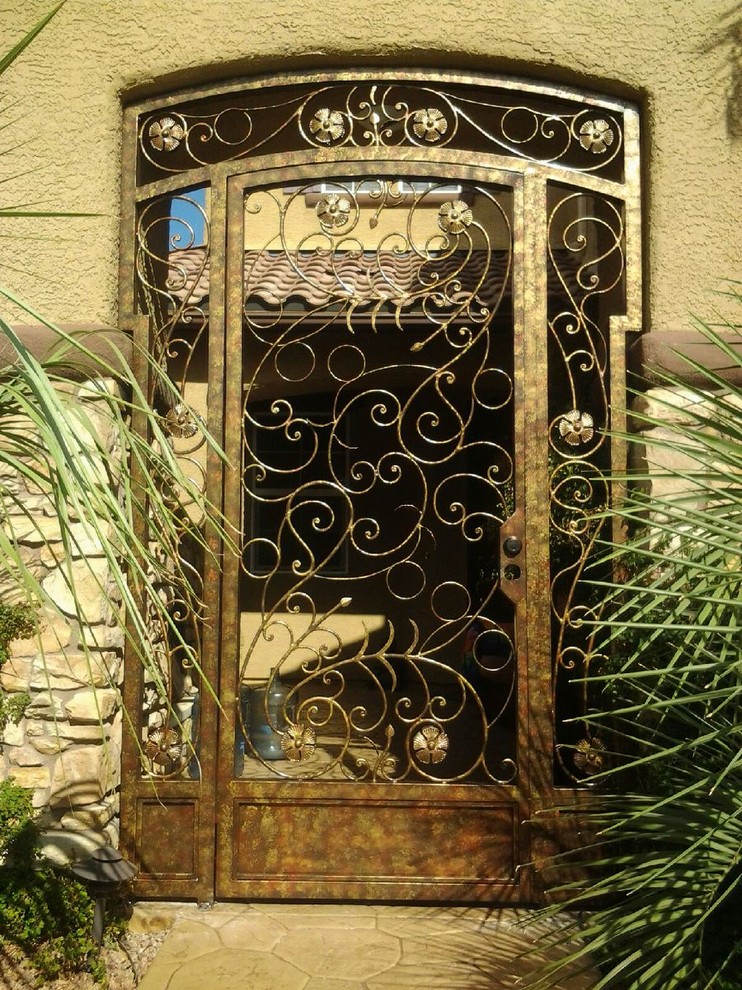 Immagine di un ingresso o corridoio con una porta singola e una porta in metallo
